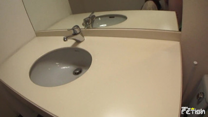 Pure Japanese adult video ( JAV): かなり日本の赤ん坊は浴室POVで毛深いディックを持つ男を吸う