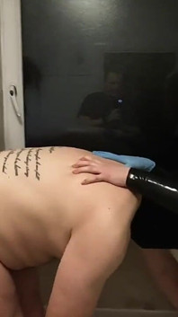 Femdom anal puta humillando con cinturón en la ducha