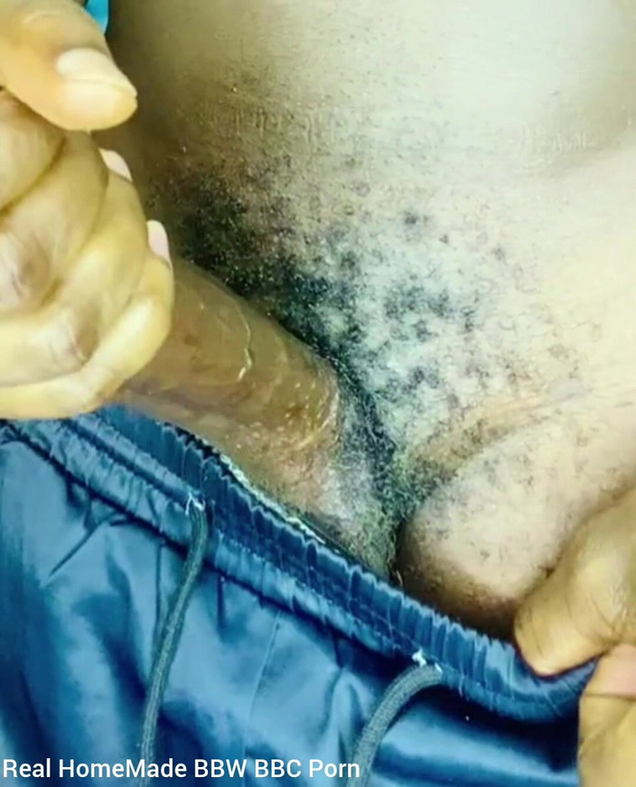 Big black cock BBCee: Cewek sange ini lagi asik godain raksasa pria kulit hitam...