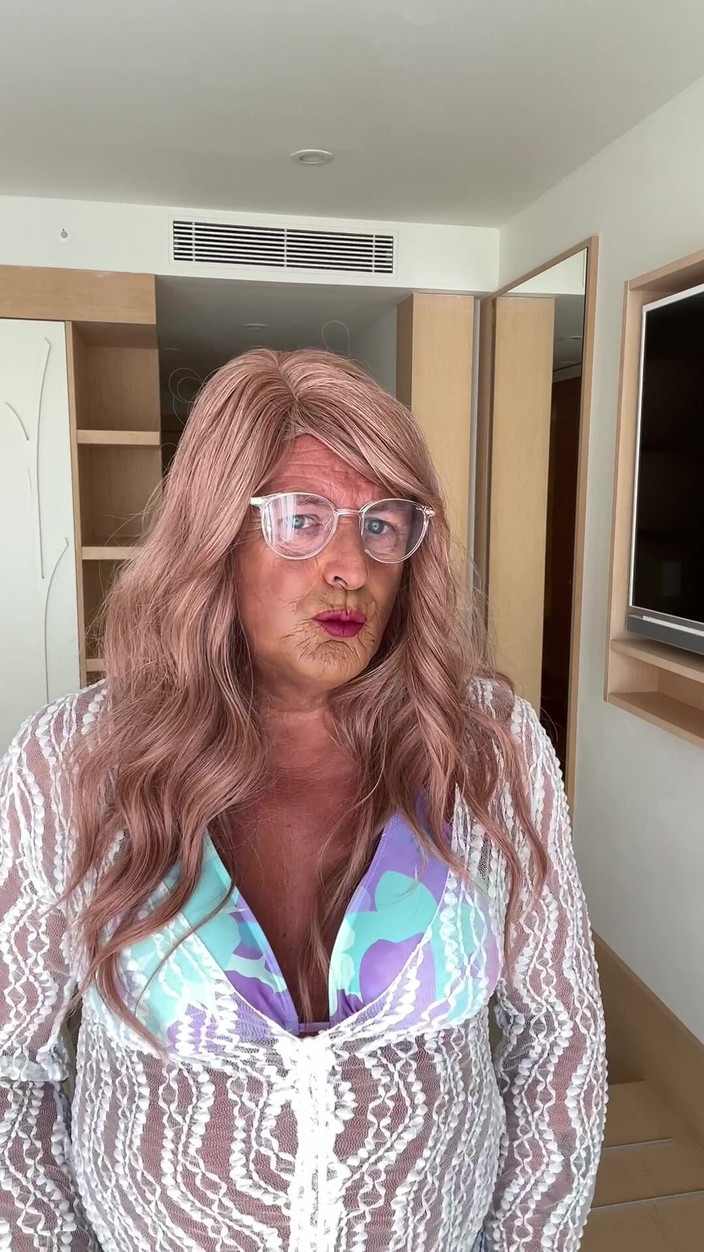 Kellycd2022: Amateur Crossdresser Kellycd2022 Seksowna milf na wakacjach w moim bikini