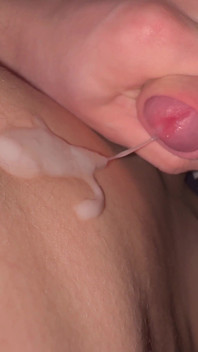 Mladý muž s krásným tělem jemně honí velkého čůráka a stříká na břišní svaly