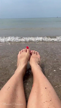 Ayaklar deniz kenarında oynuyor