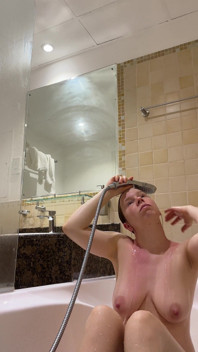 Divertimento nella vasca dell'hotel