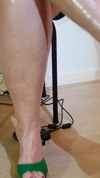 Tapping seksi dalam tumit hijau dan membuka kaki.