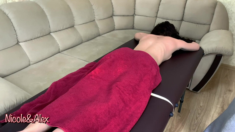 NicoleAndAlex: Vdaná dívka podvádí s masérem. Erotická masáž