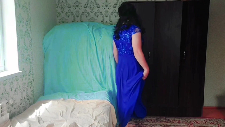 Kitty_Cross: Weicher femininer femboy, der die beine im yoga-outfit dehnt