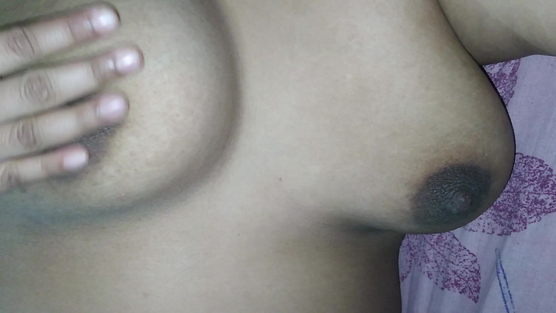 Aria Mia: Sexy macecha s velkým zadkem uvízne pod postelí při úklidu místnosti,...