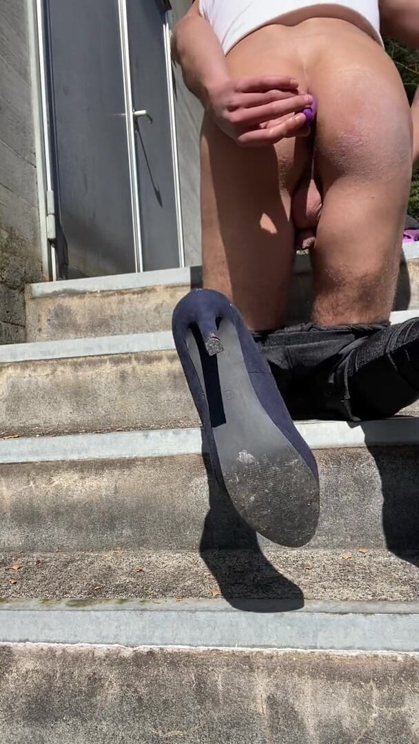 Luca-twink: Sissy spielt draußen mit vibrator bis zum abspritzen