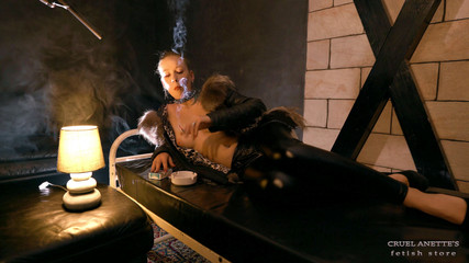 Cruel Anettes fetish world: Röker i det kyliga rummet