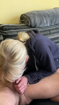 İspanyol orta yaşlı seksi kadın kamerada - azgın evli kadın komşusunun yarağını canlı emiyor