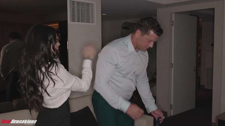 New Sensations: Сексуальная Суттин снимает напряжение со своим новым боссом