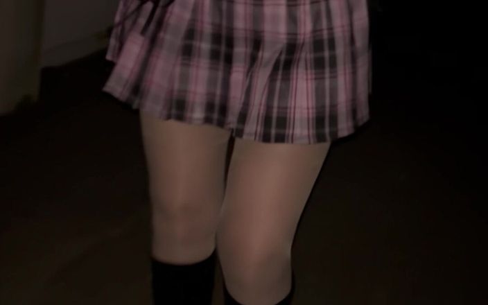 Lady Oups: Mini falda escocesa rosa puta plug anal y exposición en...
