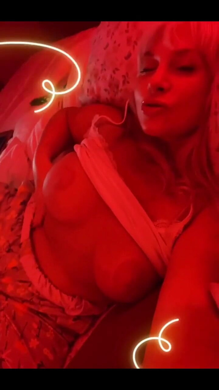 PaintedRose Taboo Femdom Fetish MILF: ¿Crees que estos pijamas son demasiado sexys para la madrastra?