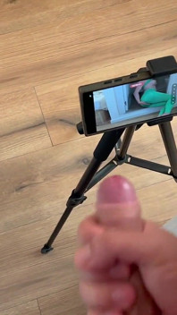 Un Chanceux Se Masturbe Pendant Que Sa Copine Tourne Des Vidéos Porno!!