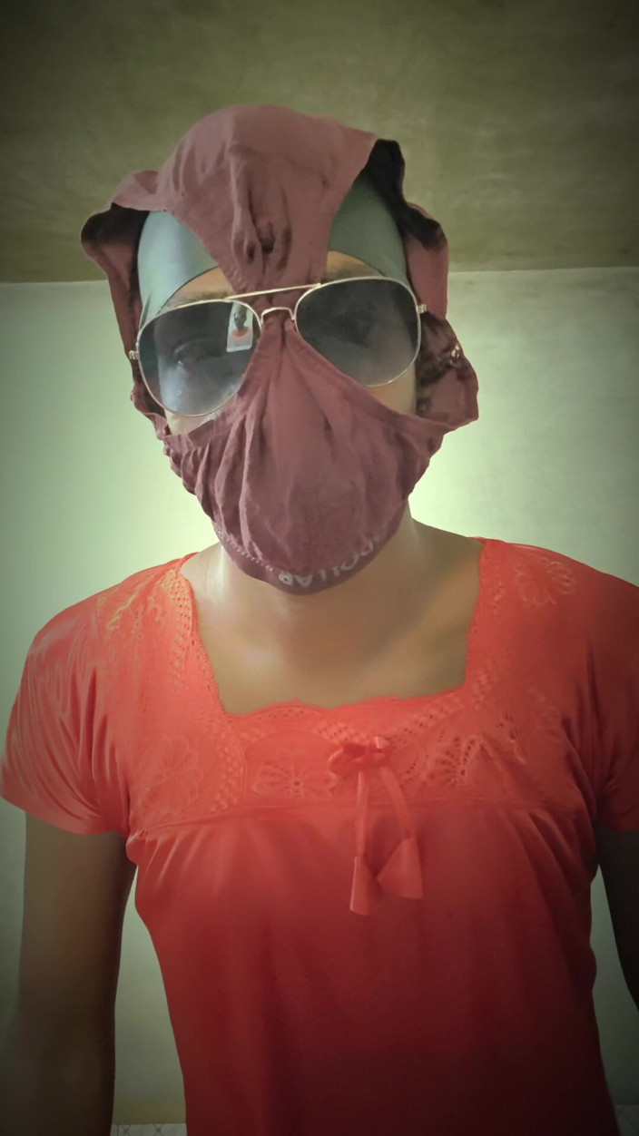 TS Azzy: Ts azzy lagi asik masturbasi memeknya sendiri pakai kondom