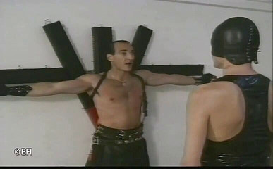 Hardcore slave sex: Svázaná dívka v koženém oblečení bičována