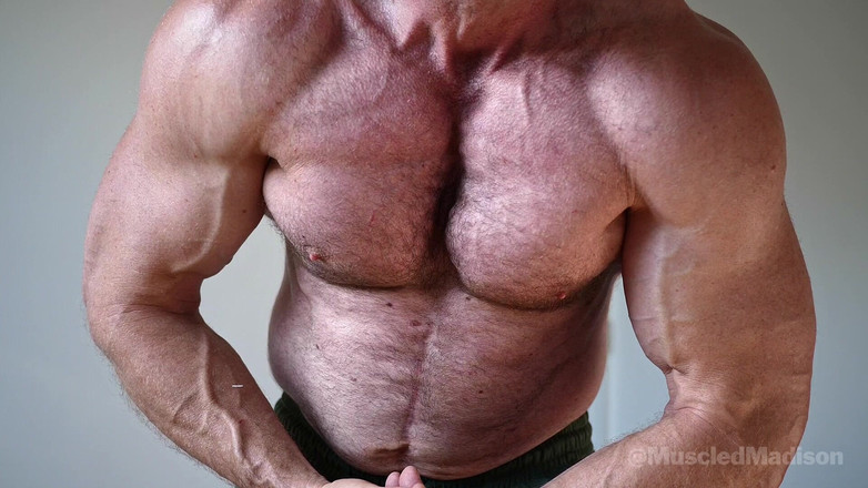 Muscled Madison: Madison se protahuje a pózuje své svaly v kalhotkách