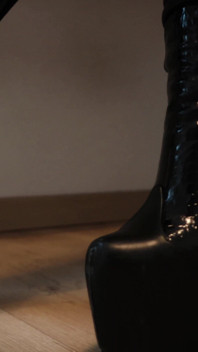 Ben je een fetisjist voor leren laarzen en latex? Meesteres Julia