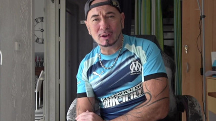 THE BIG BULGE STUDIO: Un sexy ragazzo twink scopa senza preservativo nel retro con...