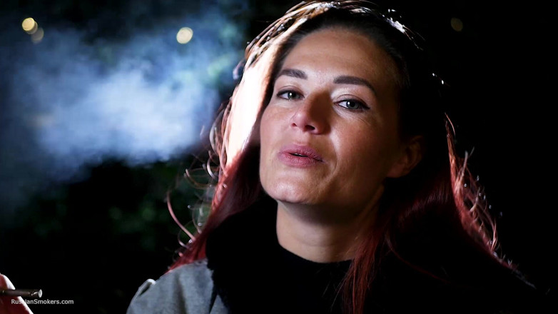 Russian Smokers: Người đẹp Nga gợi cảm hút thuốc bên bờ biển