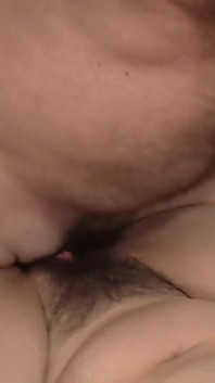 La milf mora si fa masturbare il cespuglio