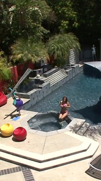 Nena de 18 años Alex chance, una puta con coño afeitado le encanta ser follada por una polla cachonda fuera de la casa