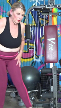 Auntjudys - 71 yaşındaki büyük memeli sarışın gilf elle spor salonunda terliyor