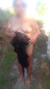 Tante seksi ini lagi asik jalan-jalan sambil bugil di luar ruangan