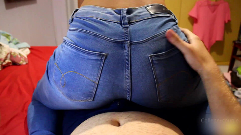 College-couple: Mông to sấy khô trong quần jean cho đến khi anh ấy...