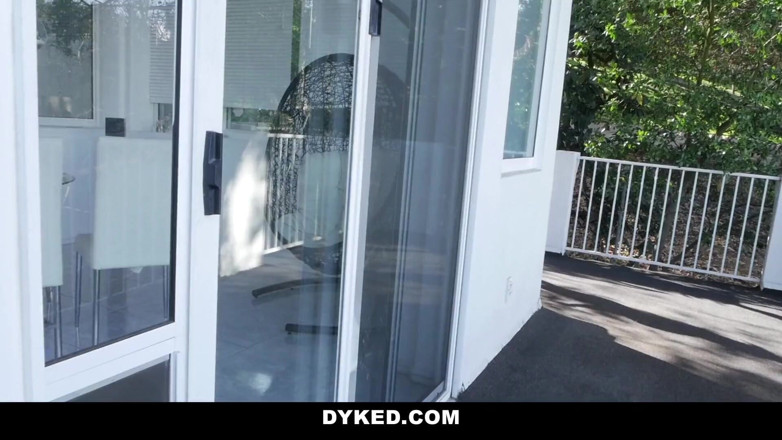 Dyked: Cougar buurvrouw domineert een heet tienerkutje