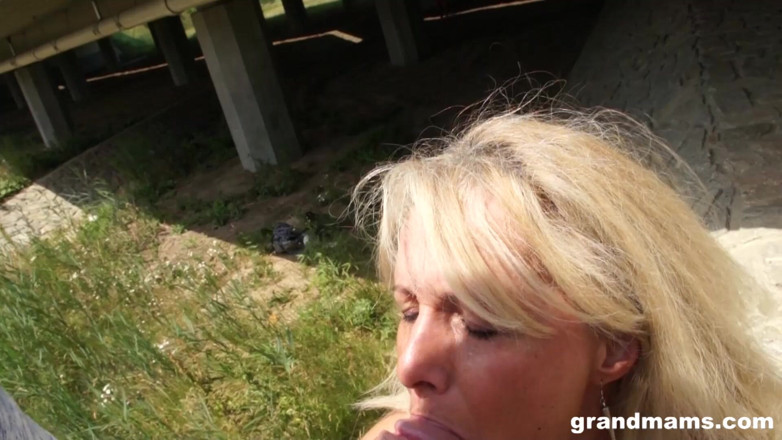 Grandmams: Classy old milf sucking cock