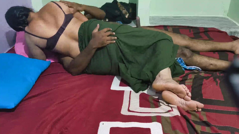 Sexy sindu: Krásná vesnická vdaná dívka tvrdě šuká v Sárí