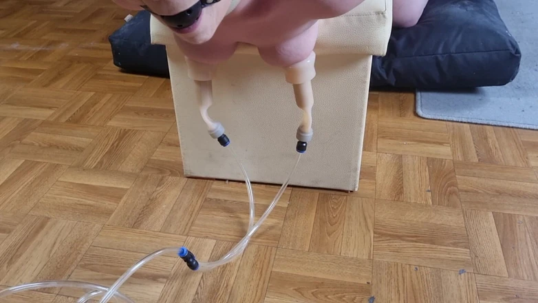 Lucysun30: Otrokyně Anny je extrémně dojena část 1