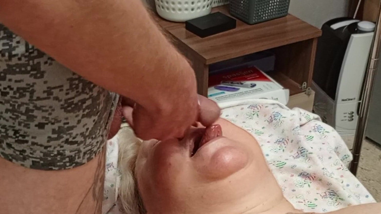 Zona901: Granne får en munfull sperma efter att jag runkar av...