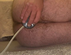 Steve anale sbatte un bel dildo lungo in profondità nel culo con un sacco di gemiti e gemiti mentre si spinge nel culo