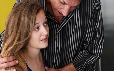 Family Strokes: Family Strokes - İspanyol dersi masum bebek üvey babasının kalın yarağını öğürüyor