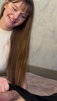 Ich ging zu meinem Nachbarn, und er fickte mich und beendete mein Gesicht