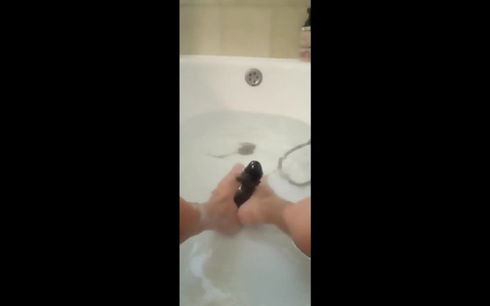 LauraOnHeels: MILF bawi się w wannie z dużym dildem