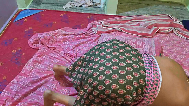 Sexy sindu: Zia completamente nuda sul letto