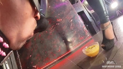 Mistress Legs: Večeře pro otroka: instantní nudle nasáklé zlatým nektarem a špinavou kůrou...