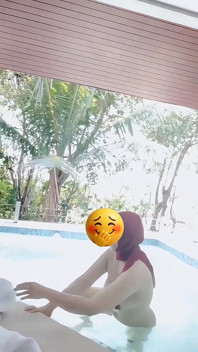 Duș gol cu hijab în piscină