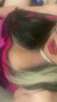 Krissy Sweets usando anel de pau e brinquedo anal