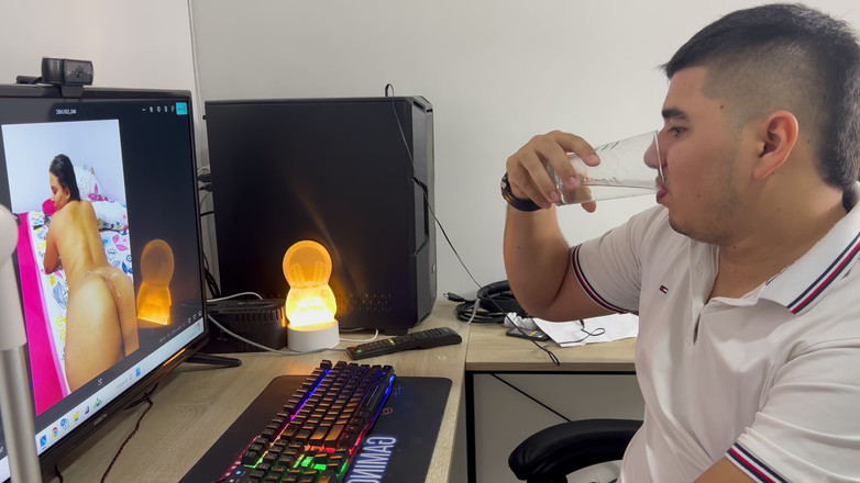 Pronoia Mey: Sola En Casa Con Mi Hermanastro, Necesito Un Poco De...