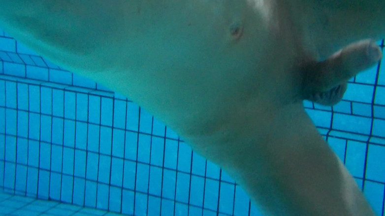 outdoor-fun: Piscina pública cubierta solo sin cortar, desnudo, ajuste, natación de...