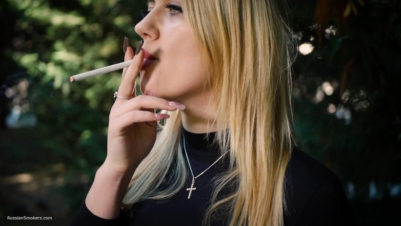 Russian Smokers: Calda bionda che fuma una sigaretta nera in natura
