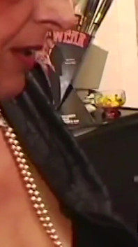 Sarışın orta yaşlı seksi kadın ofiste oral seks yapmayı seviyor