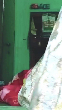 Il travestito gay indiano gaurisissy XXX sesso in lehanga rosa Premendo le sue grandi tette