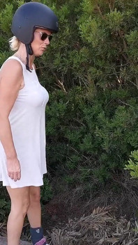 Kåt MILF kissar med Tina