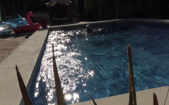 Katie Fox: La trans nuda gioca a bordo piscina