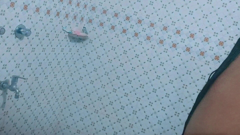 Aria Mia: Duș în toaleta publică, uite ce mari sunt țâțele, curul și pizda mea